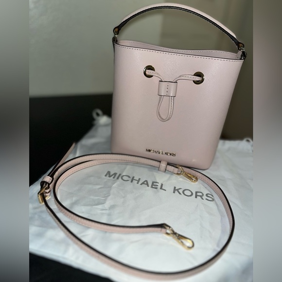 *MICHAEL KORS SMALL BUCKET BAG* - Picture 5 of 6